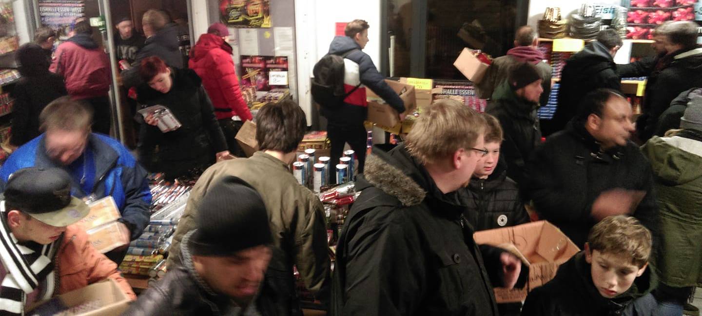 Um Punkt 0 Uhr begann der Feuerwerksverkauf in der Eissporthalle in Frohnhausen.