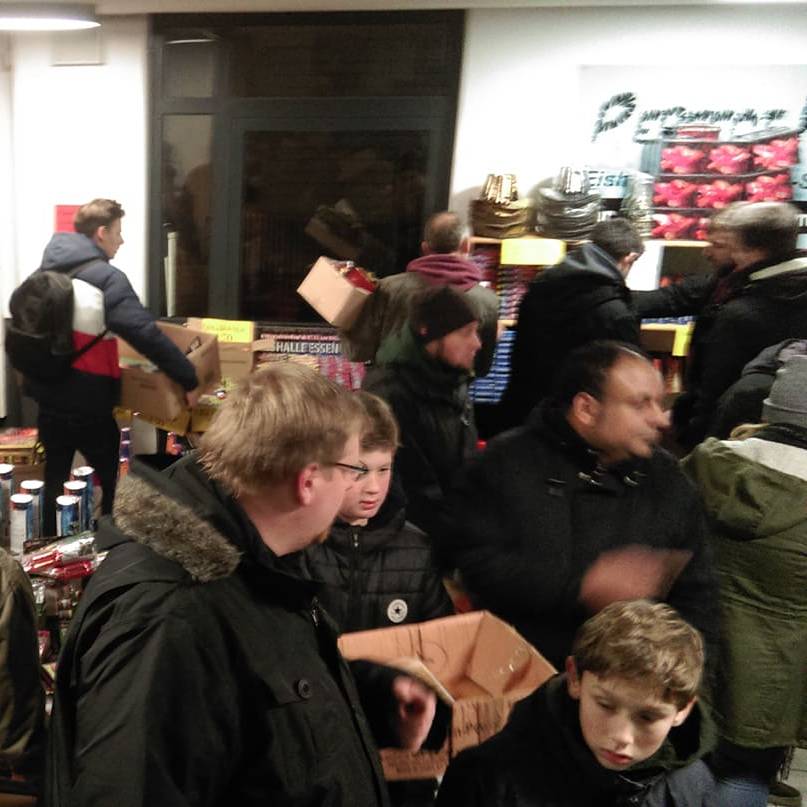 Um Punkt 0 Uhr begann der Feuerwerksverkauf in der Eissporthalle in Frohnhausen.