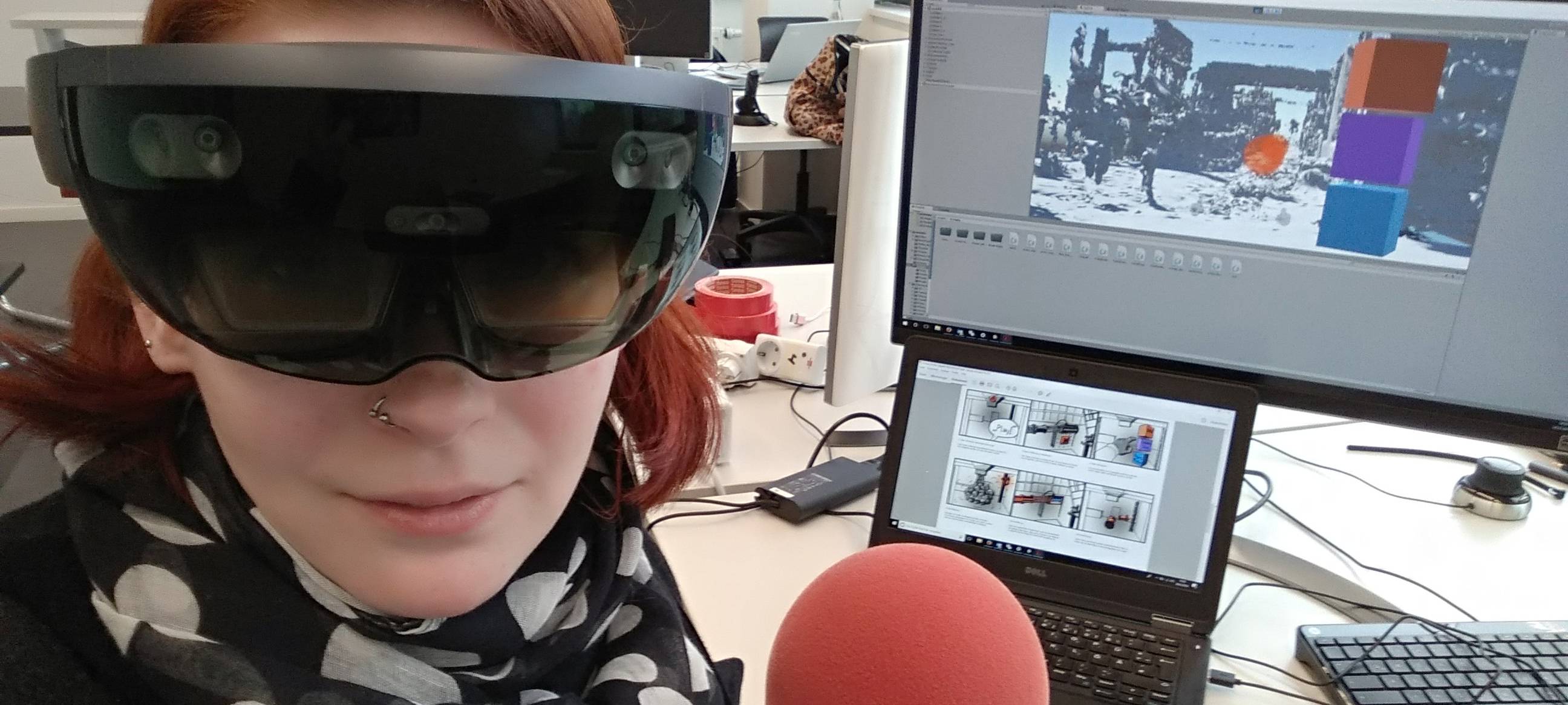 Reporterin von Radio Essen trägt im Museum Folkwang eine VR-Brille