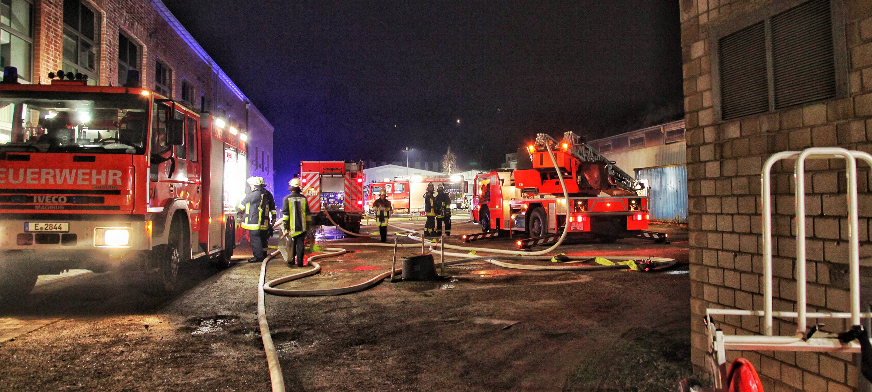 Mehrere Autos in Flammen, Feuerwehr Essen verhindert Schlimmeres