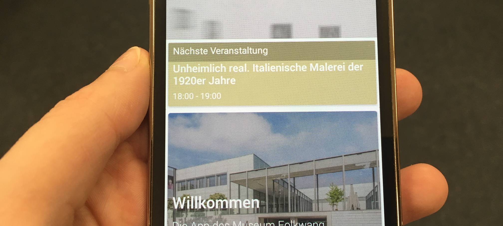 Die App vom Museum Folkwang auf einem Handy führt durch die Ausstellungen.