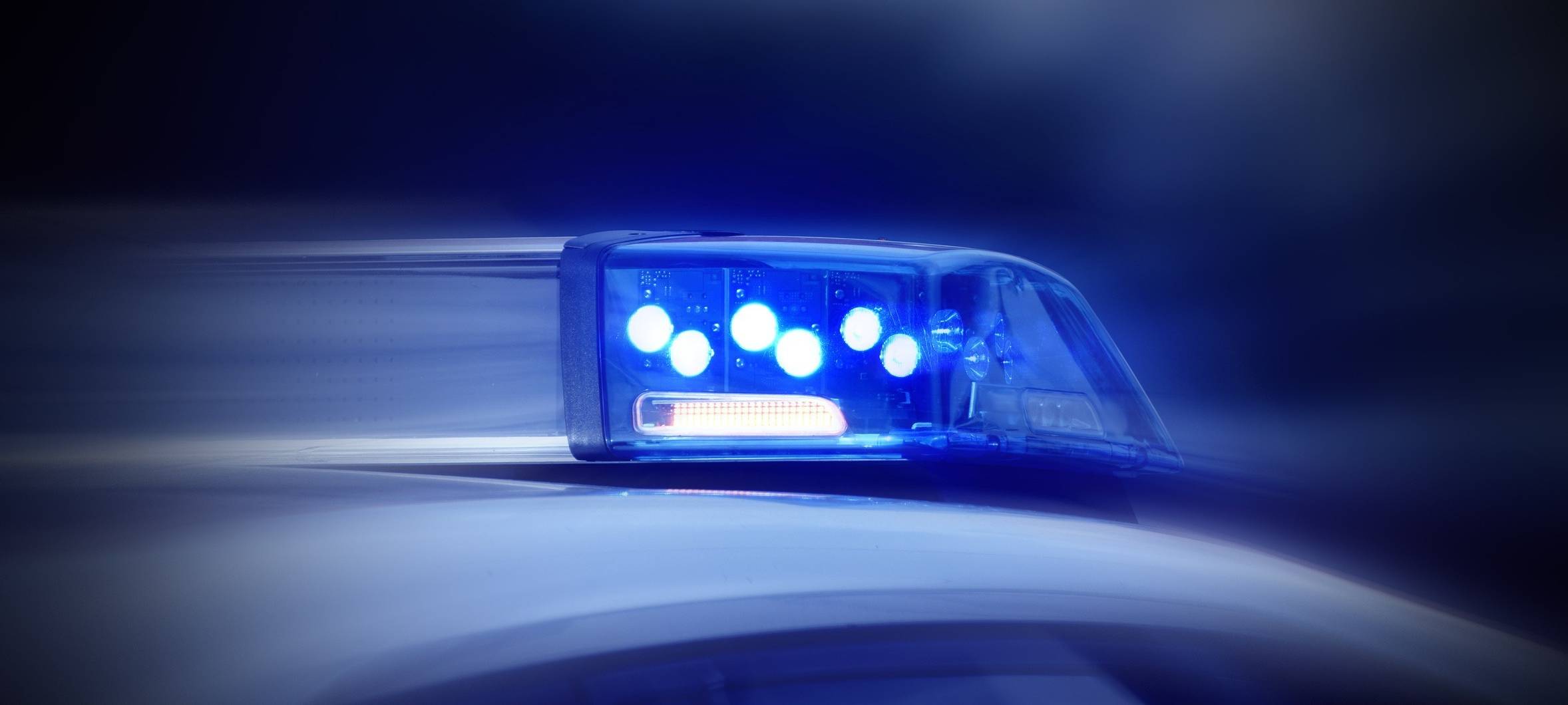 Polizeiauto mit eingeschaltetem Blaulicht in Nahaufnahme (Symbolbild).