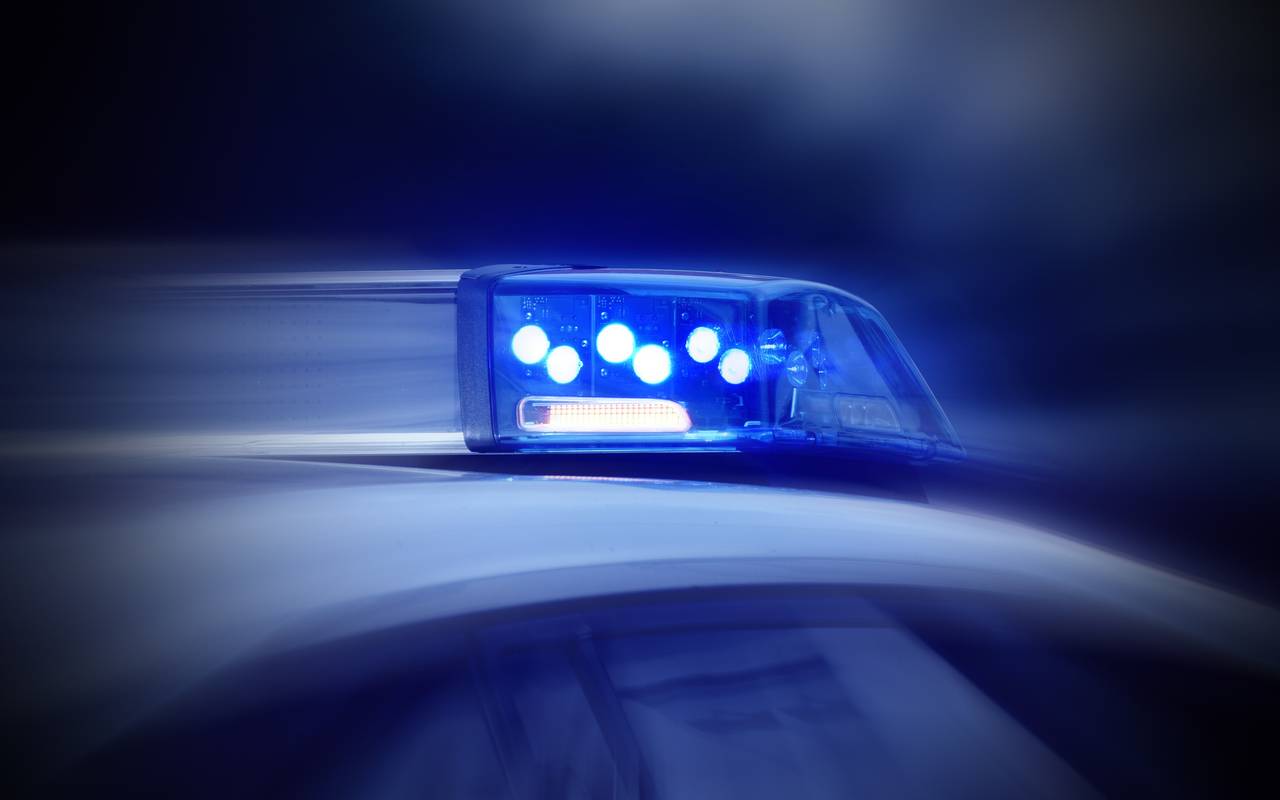 Polizeiauto mit eingeschaltetem Blaulicht in Nahaufnahme (Symbolbild). 