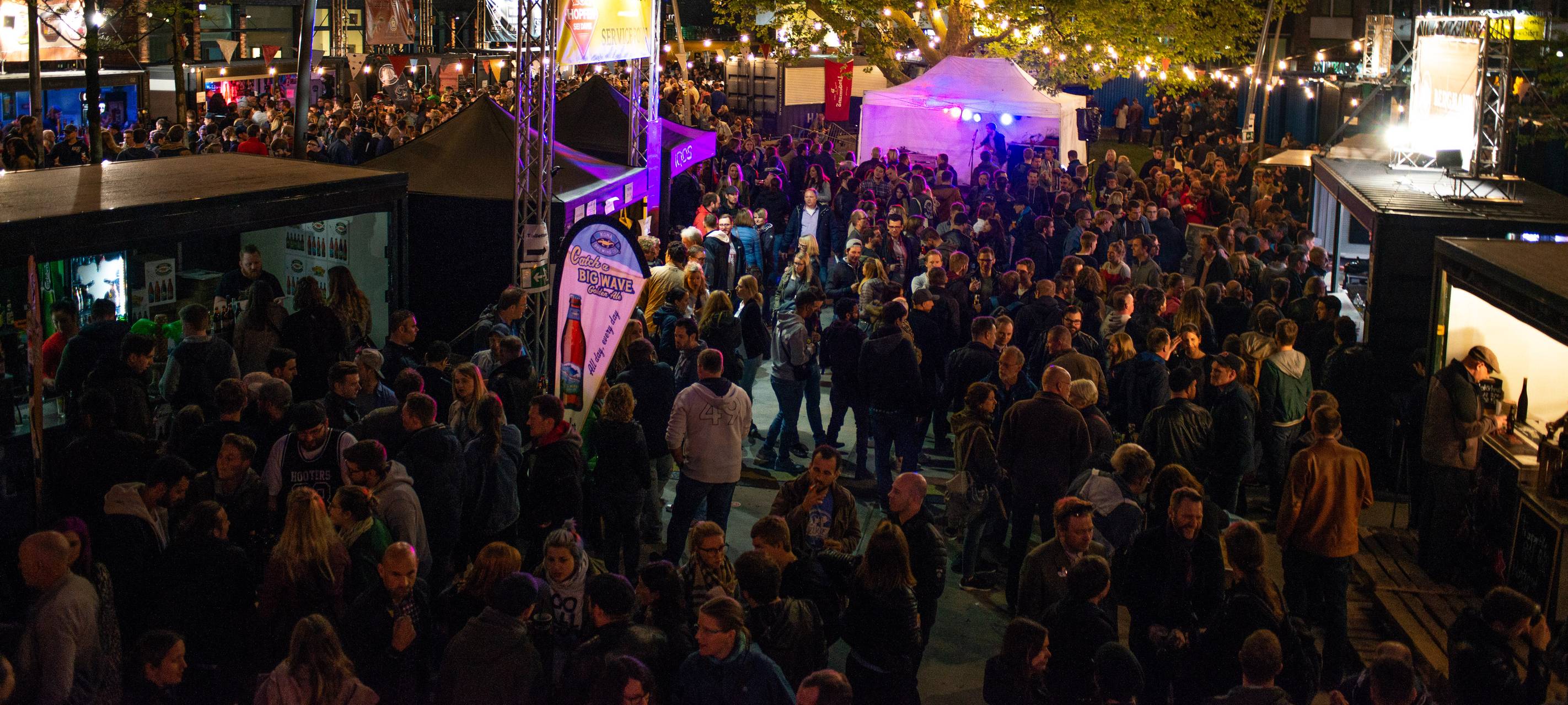 Reportersuche: Leckerer Tropfen auf einem Fest mit Hopfen