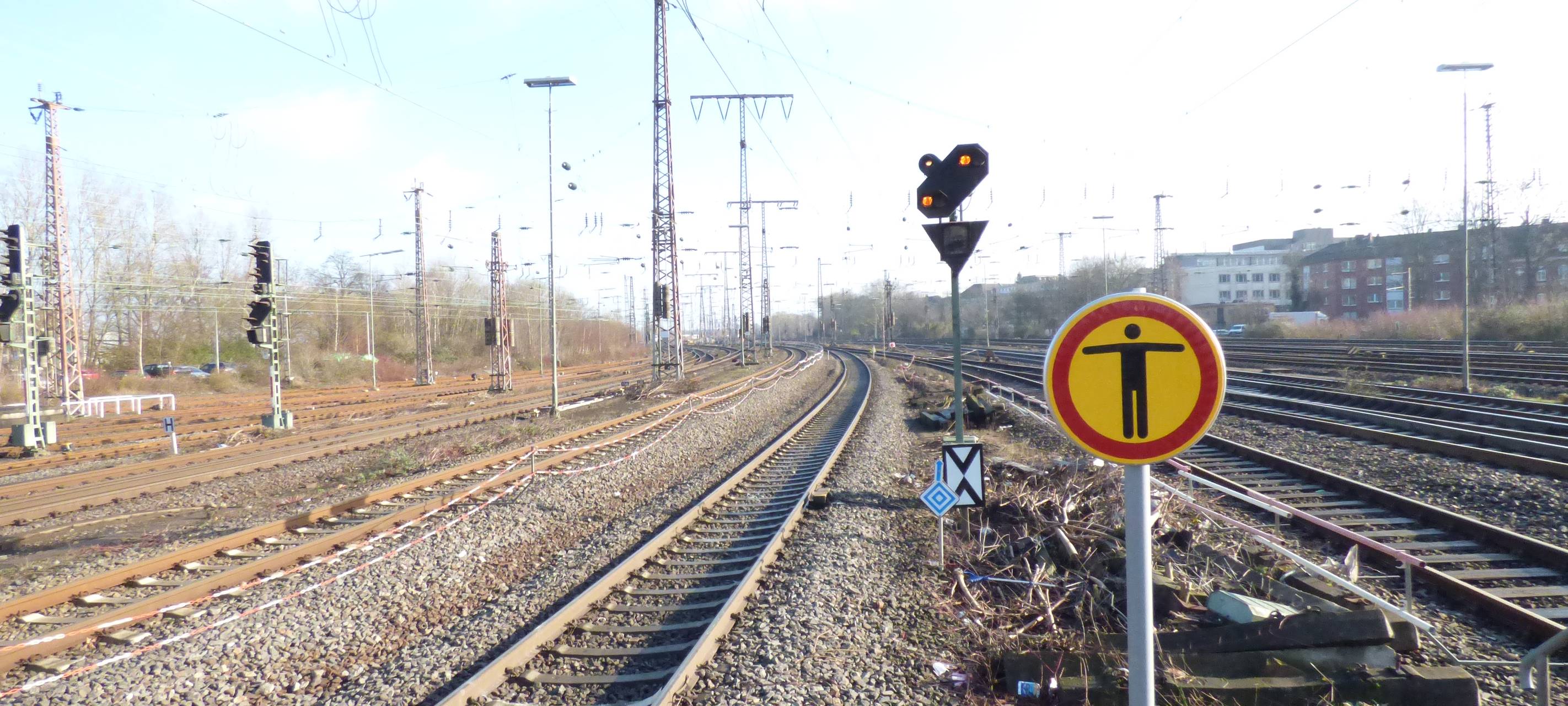 Jugendliche in Essen filmen Videos an Gleisen - Strecke gesperrt