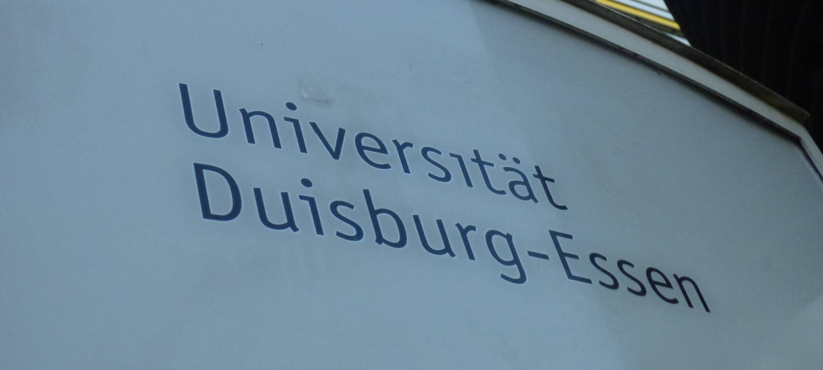 Universität Duisburg-Essen Schild