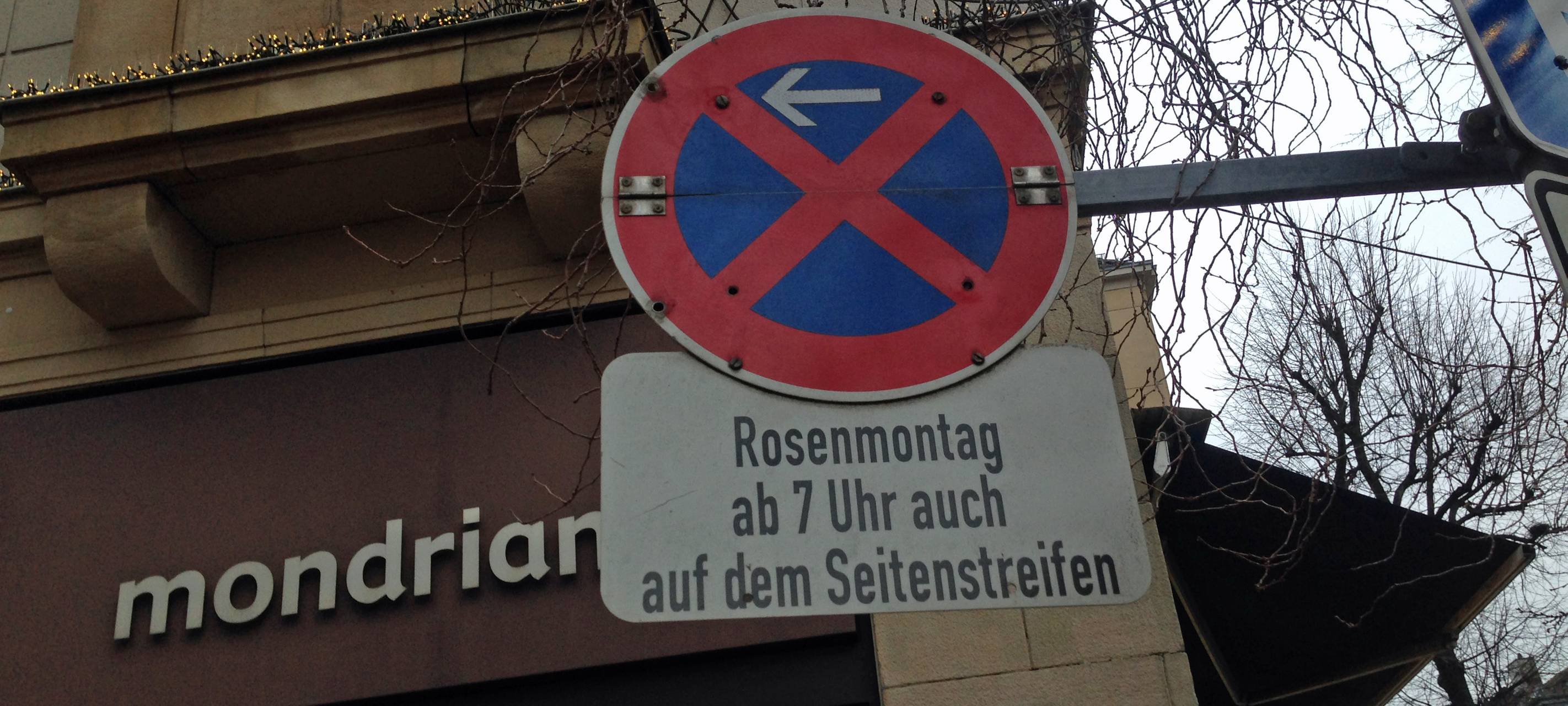 Rosenmontag in Essen - Halteverbotsschilder stehen