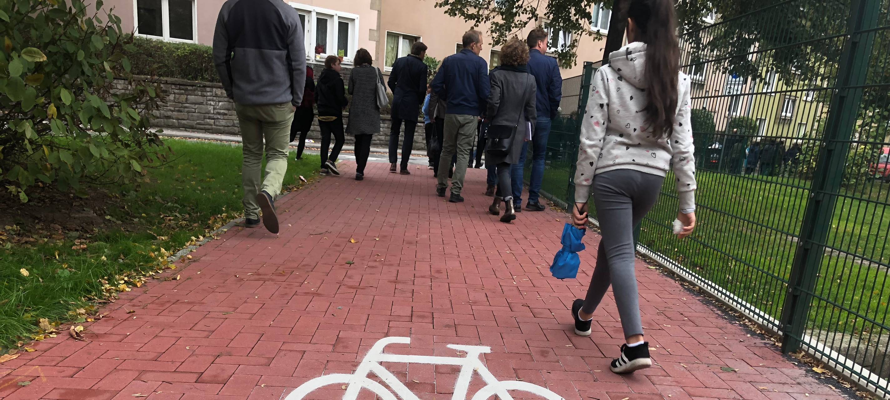 Bild des neu gepflasterten Radweges für einen sicheren Schulweg für die Schülerinnen und Schüler der Gesamtschule Bockmühle.