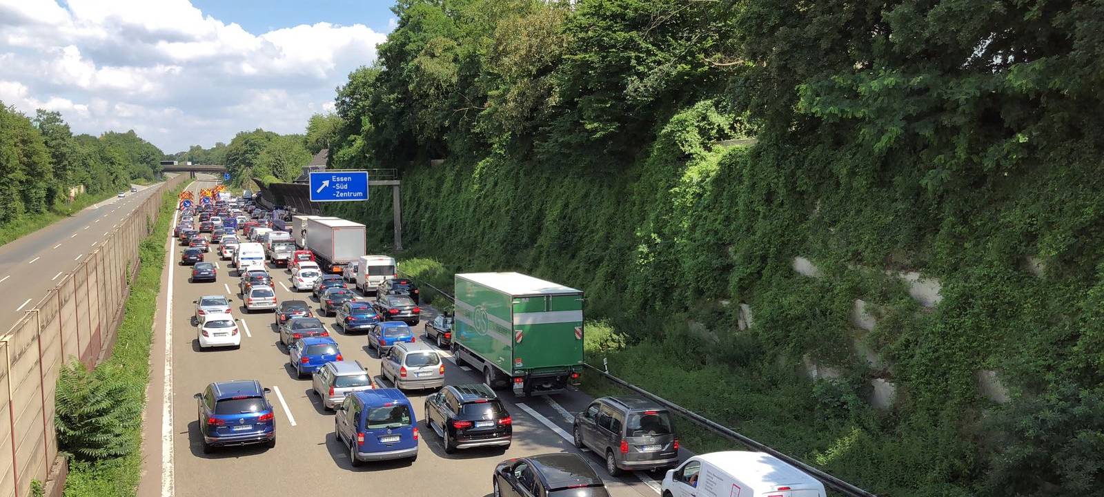 Stau auf der A40 Blick von der Brücke Wittenbergstraße