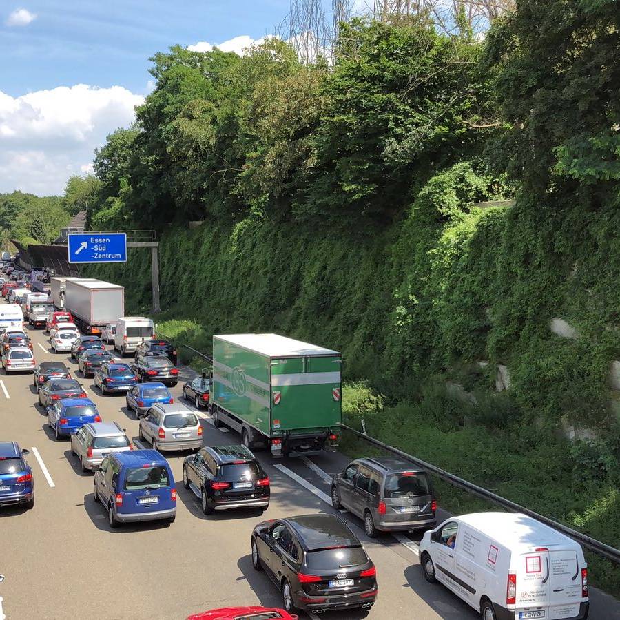 Stau auf der A40 Blick von der Brücke Wittenbergstraße