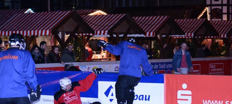 Eisbahn in Essen: Polarsoccer-Benefizspiel für Lichtblicke