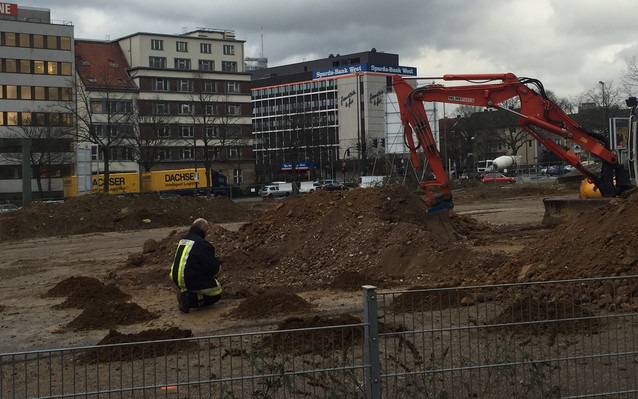 Feuerwehrmann hockt in Baustelle in Essen-Holsterhausen bei einem Bombenfund