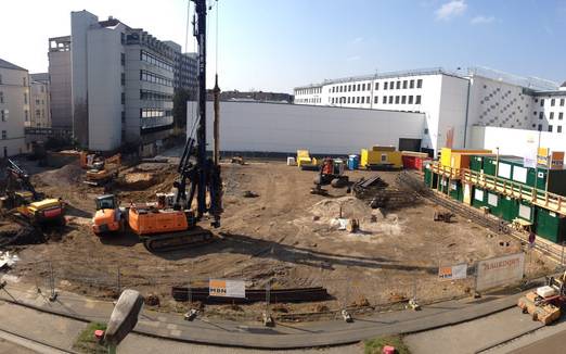 Baustelle an der Kortumstraße von 2014 mit schwerem Gerät, wie Bagger und Krahn