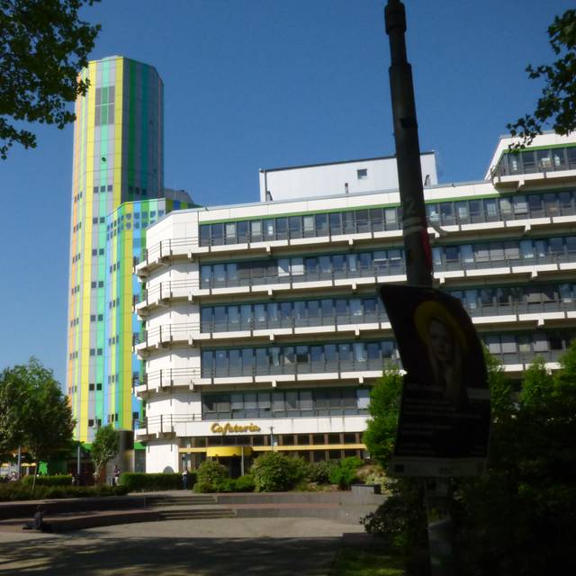Campus Essen der Uni Duisburg-Essen mit den bunten Türmen zwischen den Gebäuden.