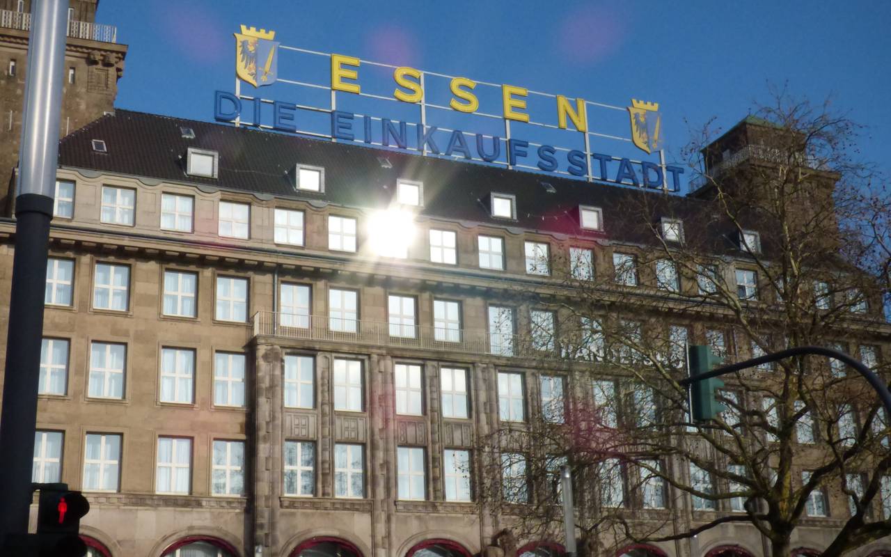 Mit blau-gelben Buchstaben steht auf einem großen Gebäude "Essen die Einkaufsstadt".