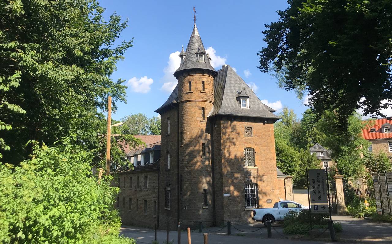 Das Schloss Schellenberg im Essener Stadtteil Rellinghausen bei Sonnenschein und mit spitzen Türmen.