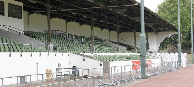 Die Tribüne und ein Teil des Ascheplatzes vom Uhlenkrugstadion im Essener Stadtteil Stadtwald