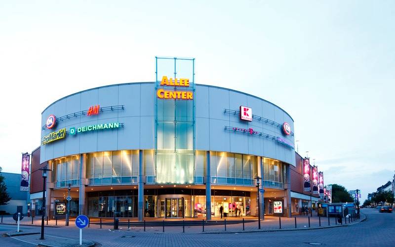 Ein großes rundes Shoppingcenter im Stadtteil Altenessen mit viel Leucht-Reclame der Geschäfte.