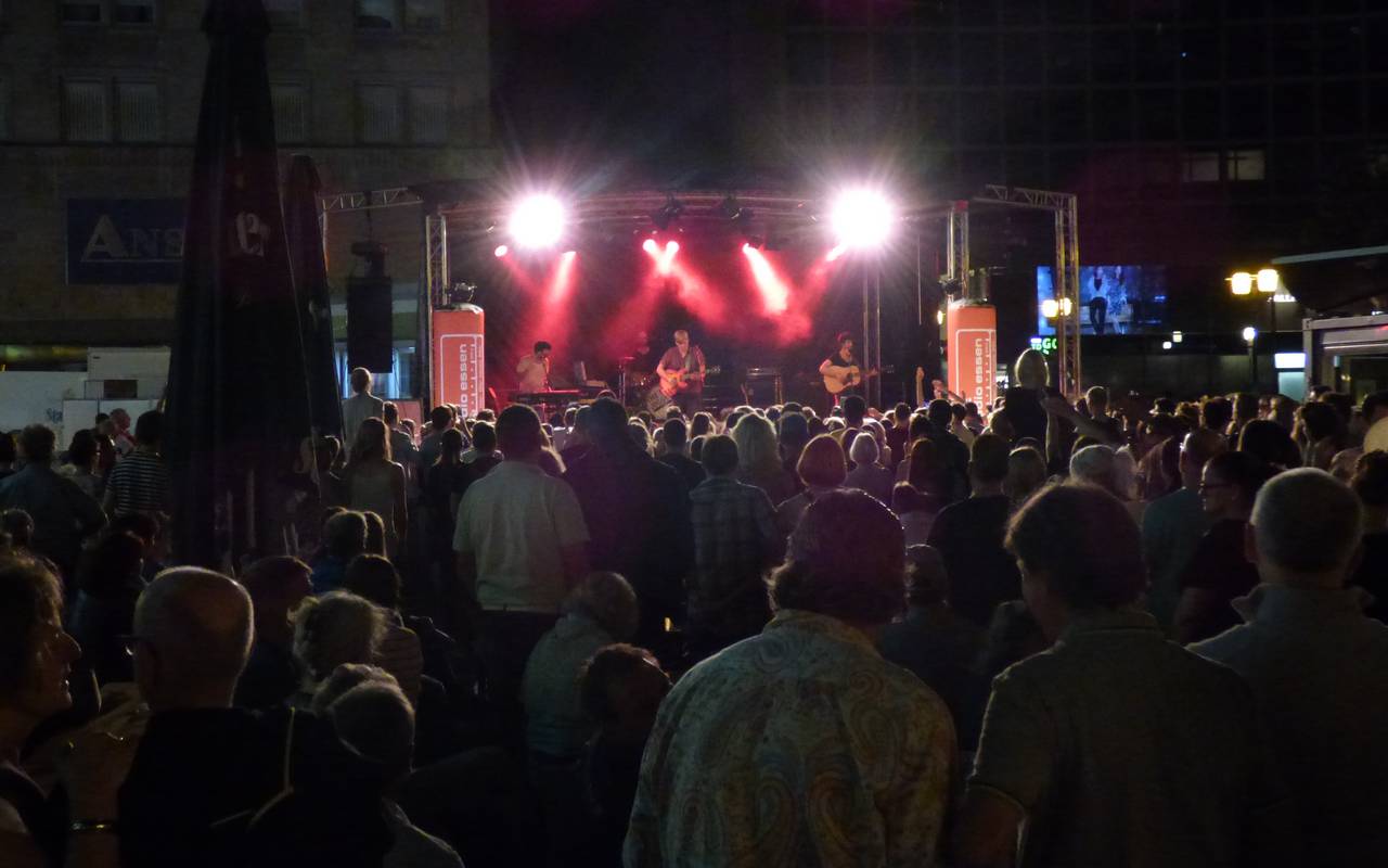Viele Menschen stehen vor einer Bühne am Willy-Brandt-Platz in Essen, es ist die Ruhrchartsbühne von Radio Essen.