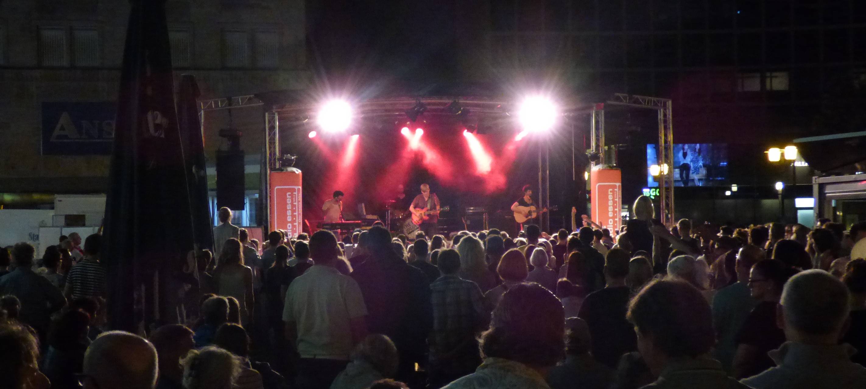 Viele Menschen stehen vor einer Bühne am Willy-Brandt-Platz in Essen, es ist die Ruhrchartsbühne von Radio Essen.