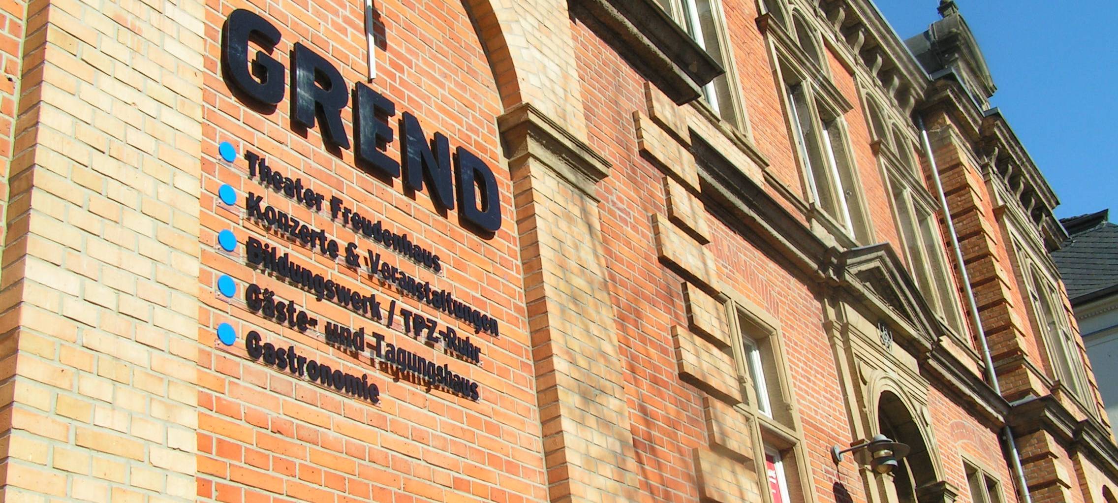 Das rote Backsteingebäude mit der Aufschrift "Grend" in Essen Steele.