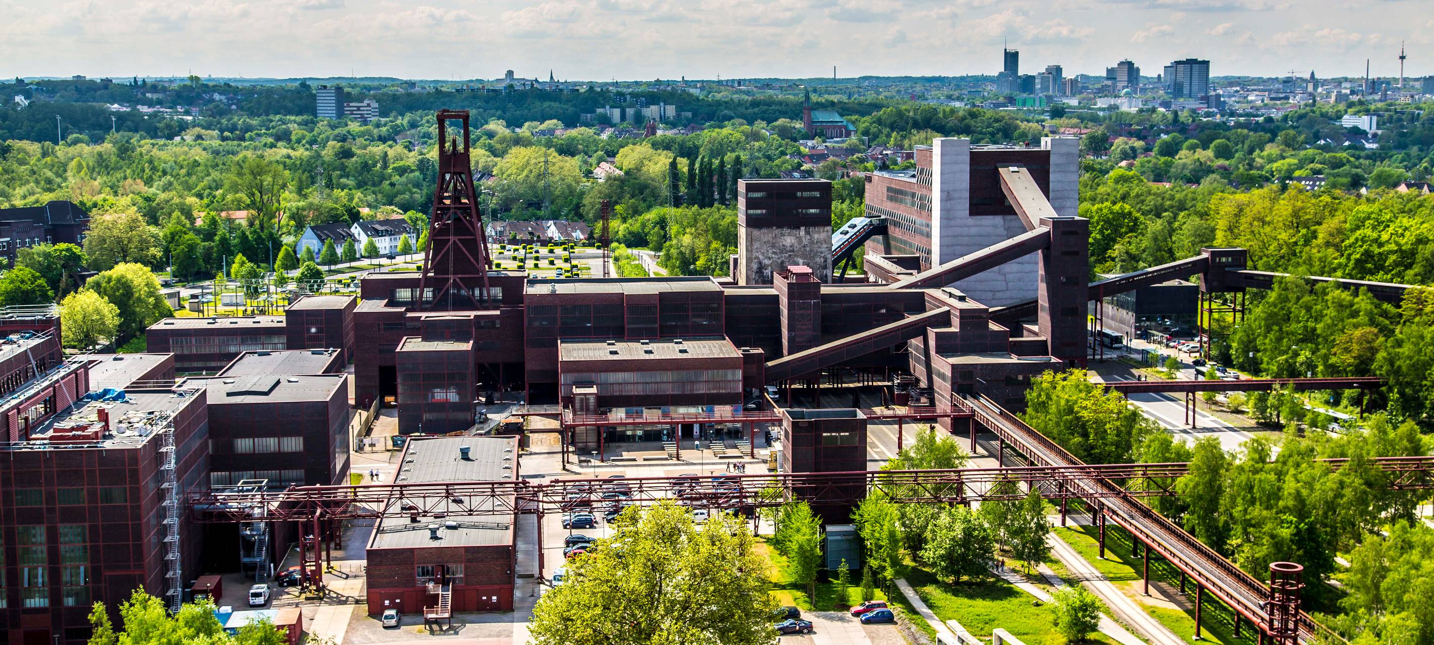 Das Zechengelände von Zollverein in Essen Stoppenberg von oben mit den vielen braunen Zechentürmen.