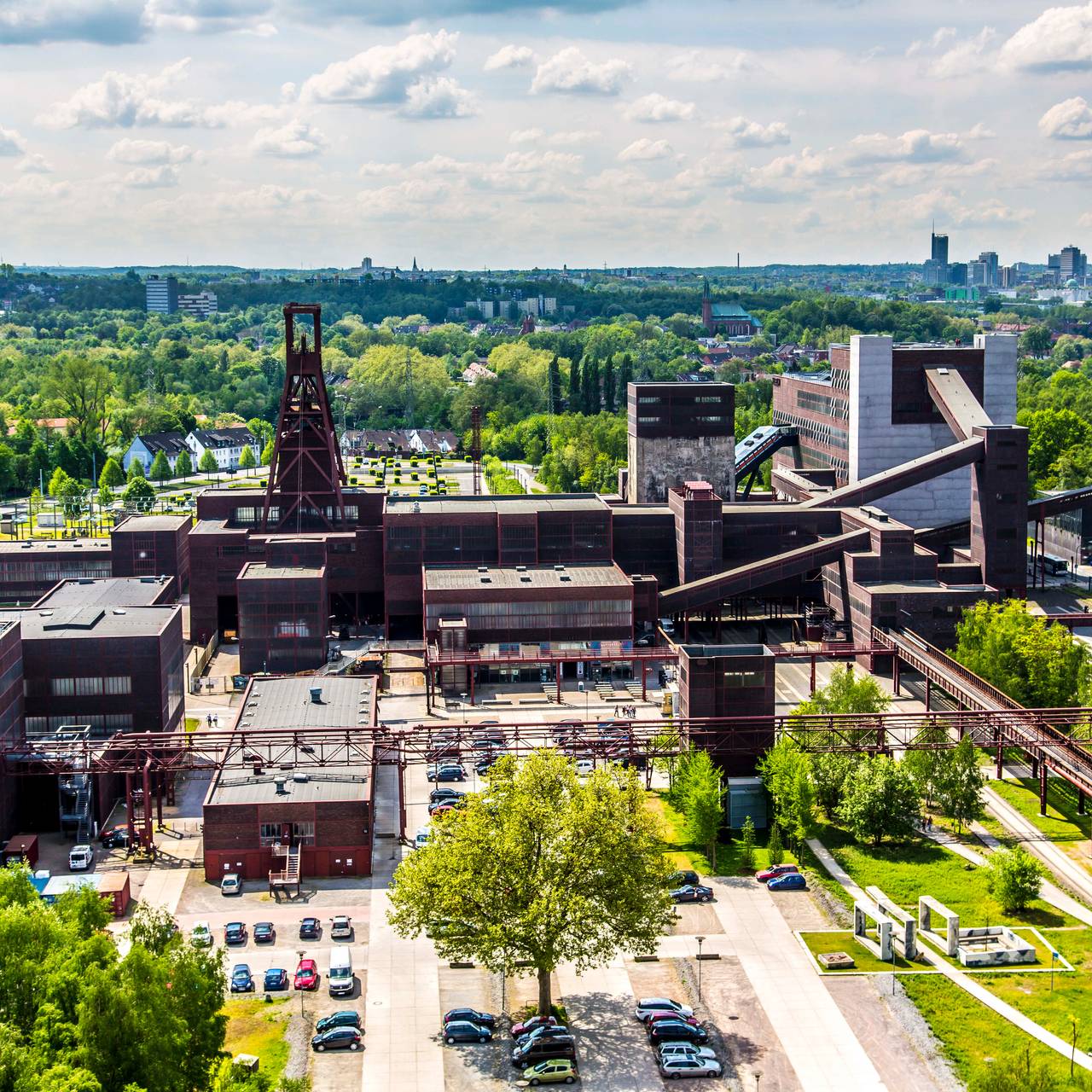 Das Zechengelände von Zollverein in Essen Stoppenberg von oben mit den vielen braunen Zechentürmen.