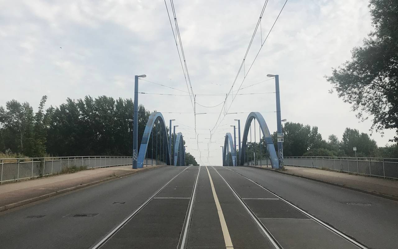 Die Zweigertbrücke in blau ist die Verlängerung der Altenessener Straße rüber nach Karnap.