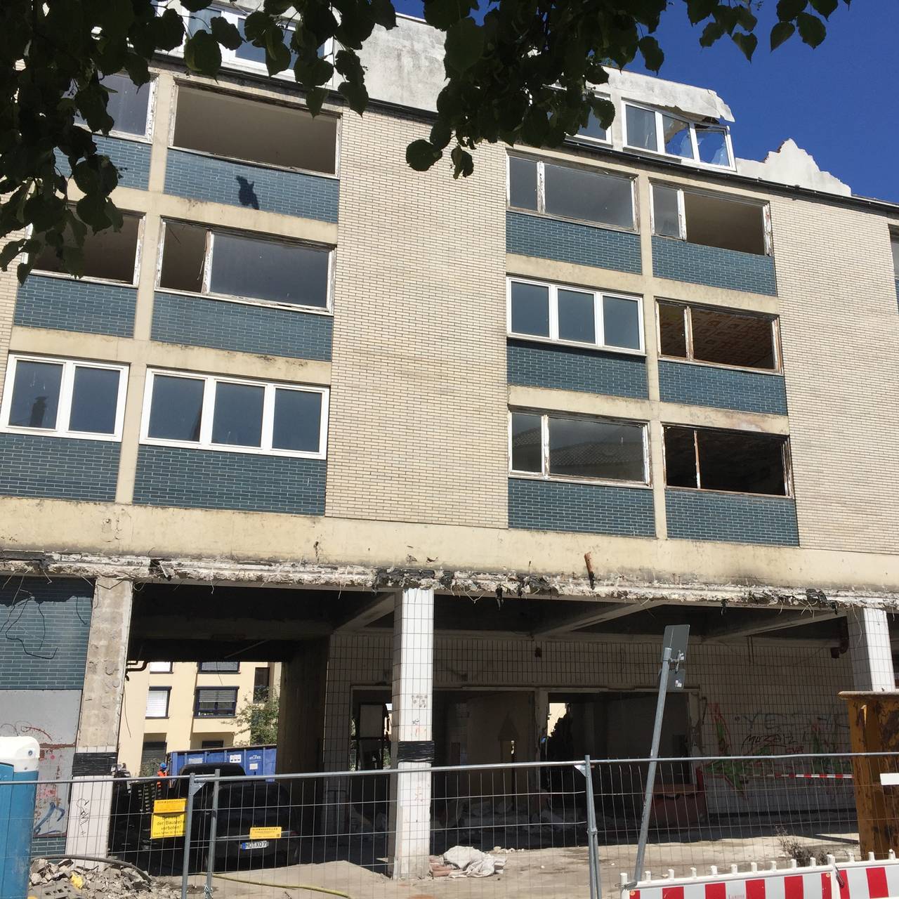 Schimmi's Garage im Westviertel von Essen ist ein weißes Kachelhaus mit blauen Kacheln unter jedem Fenster. Es sieht sehr heruntergekommen aus.