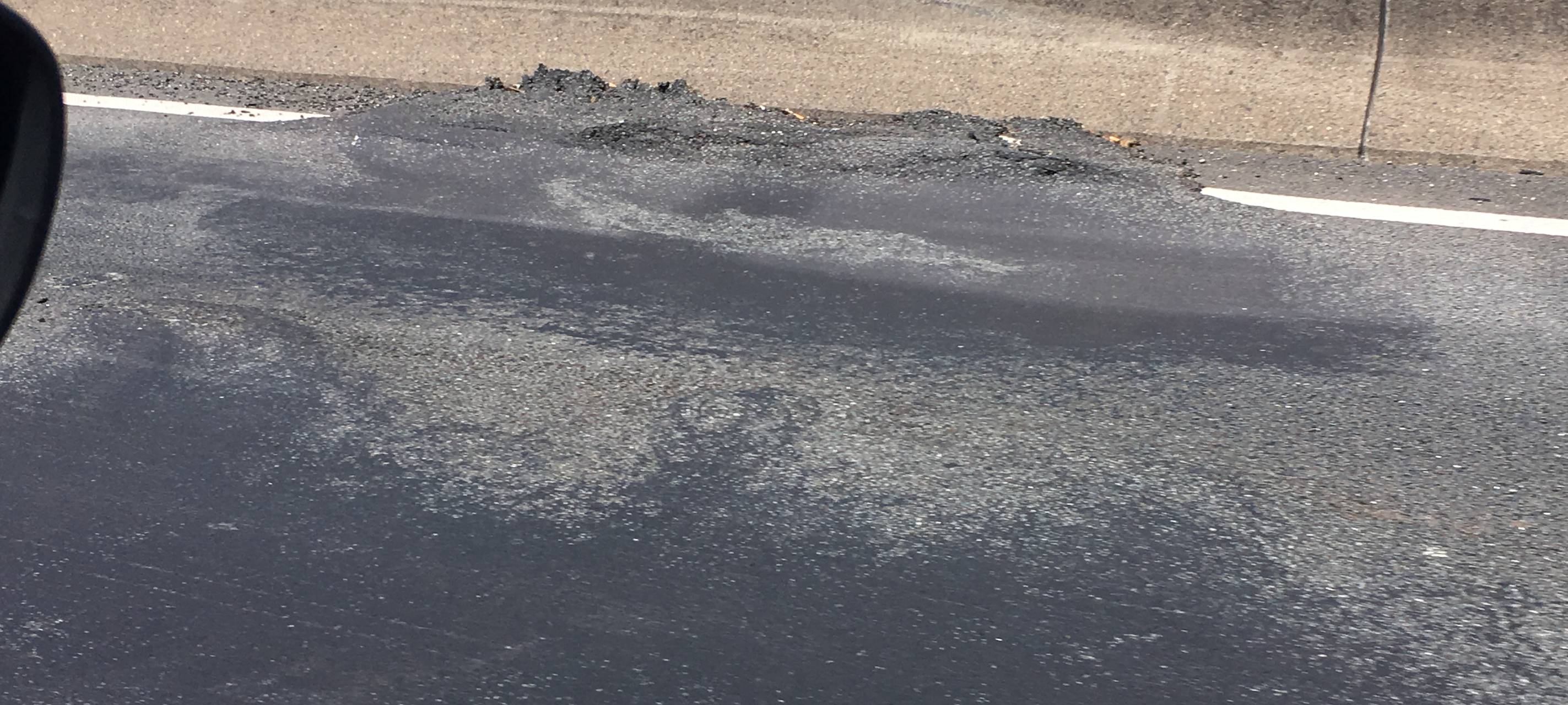 Dicke graue Dellen in der Fahrbahn der A40 bei Essen-Frillendorf.