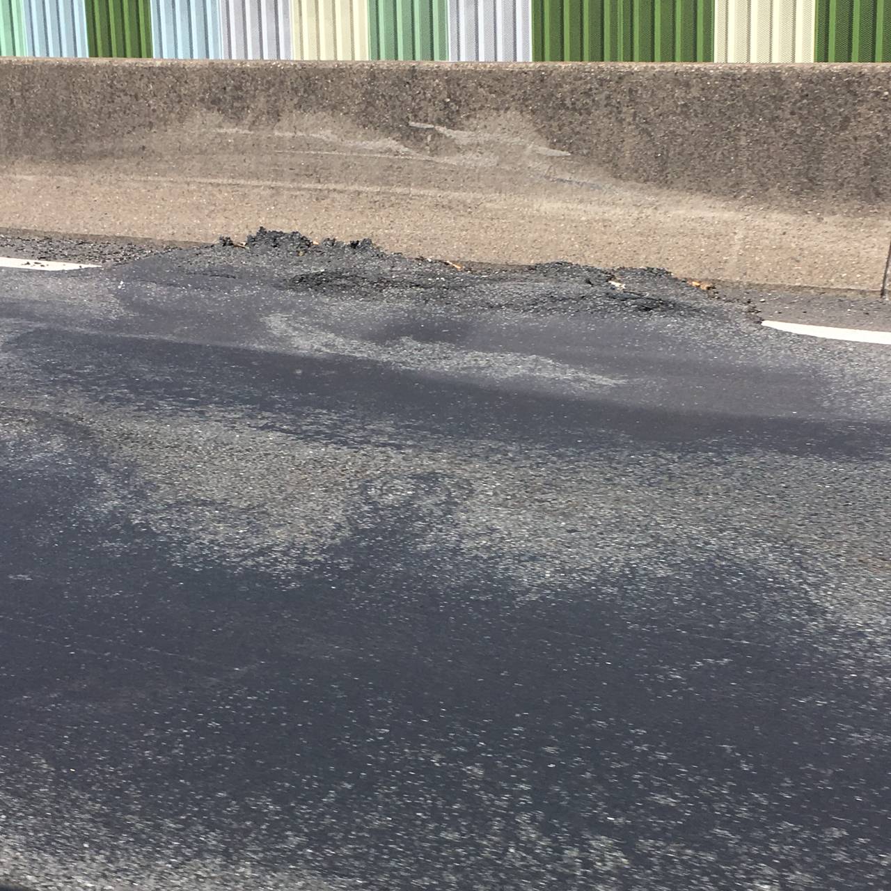 Dicke graue Dellen in der Fahrbahn der A40 bei Essen-Frillendorf.