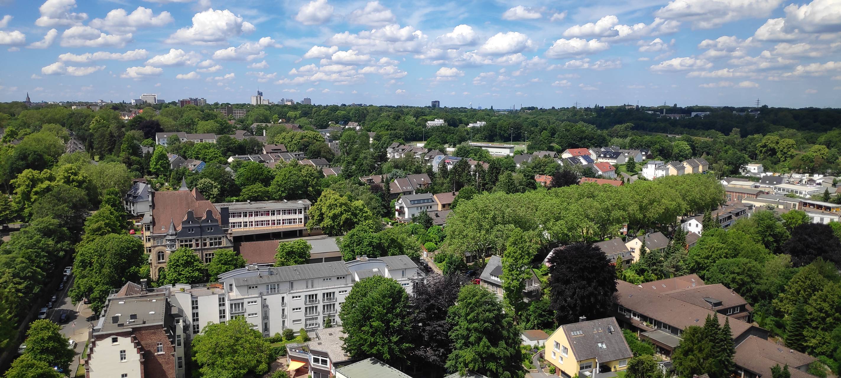 Blick vom Kirchturm Sankt Laurentius in Essen-Steele auf viele Häuser und grüne Bäume.
