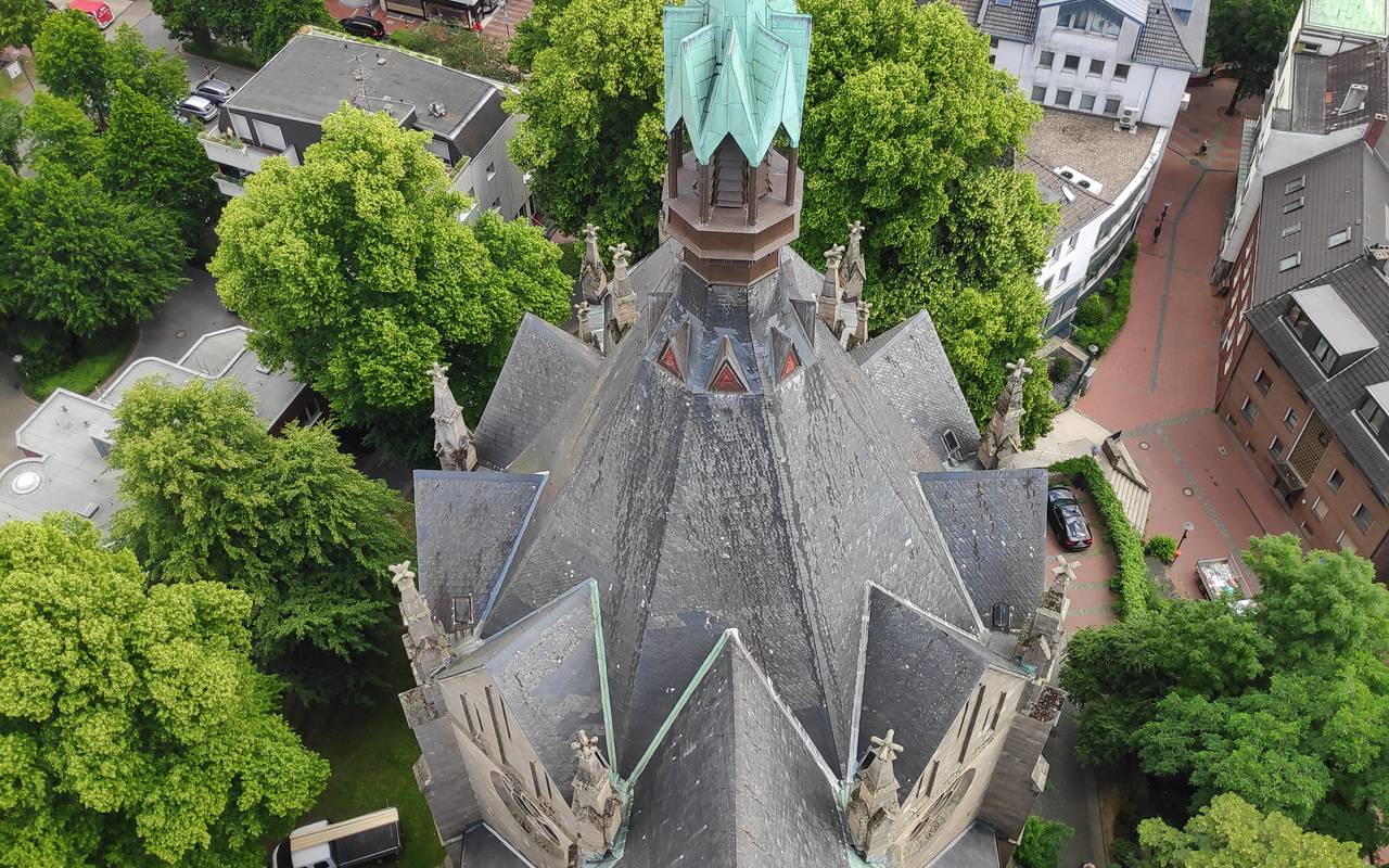 Blick vom Kirchturm Sankt Laurentius in Essen-Steele auf viele Häuser und grüne Bäume.