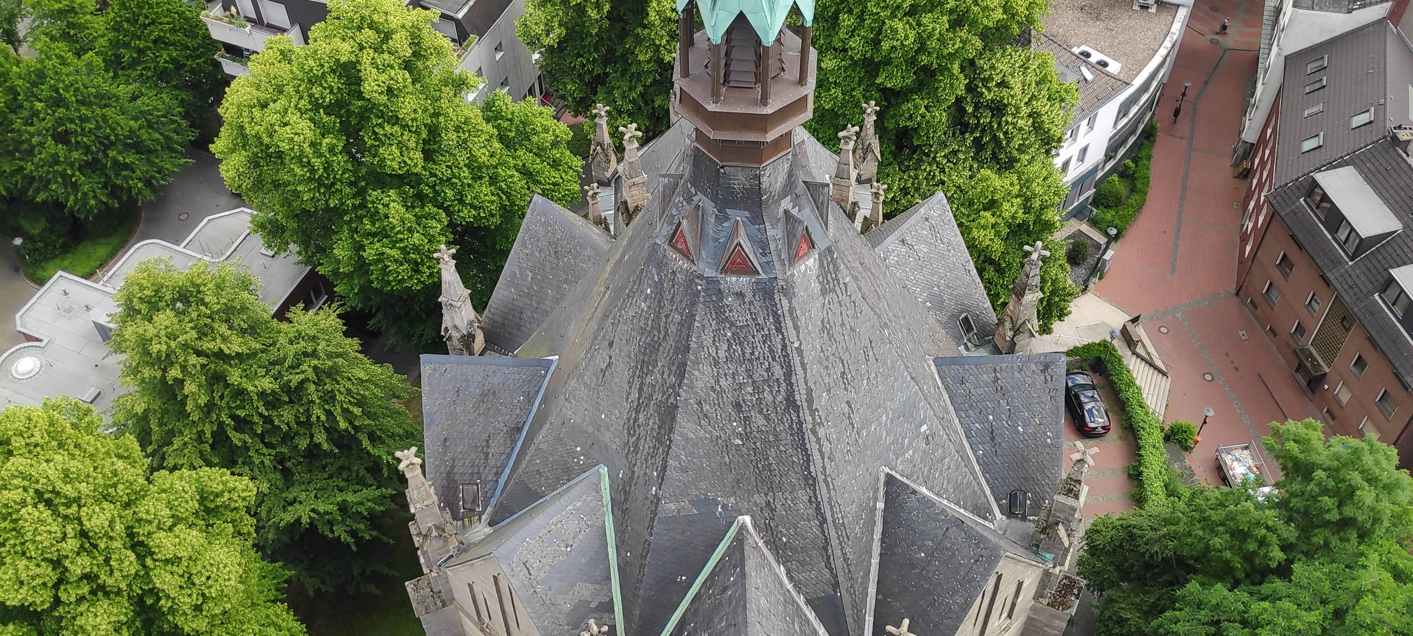 Blick vom Kirchturm Sankt Laurentius in Essen-Steele auf viele Häuser und grüne Bäume.