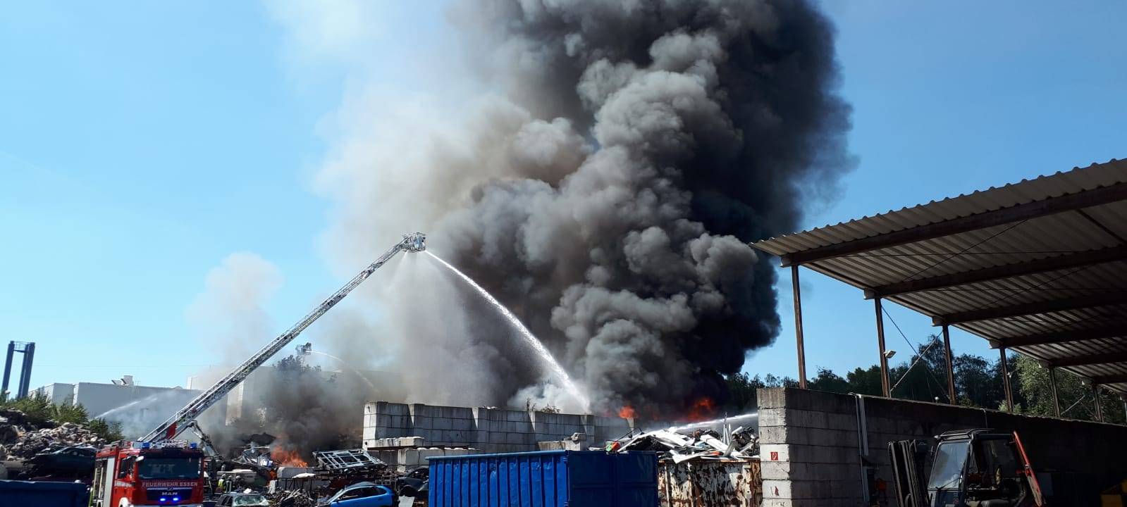 Großbrand in Bergeborbeck: Löscharbeiten dauern mehr als 24 Stunden