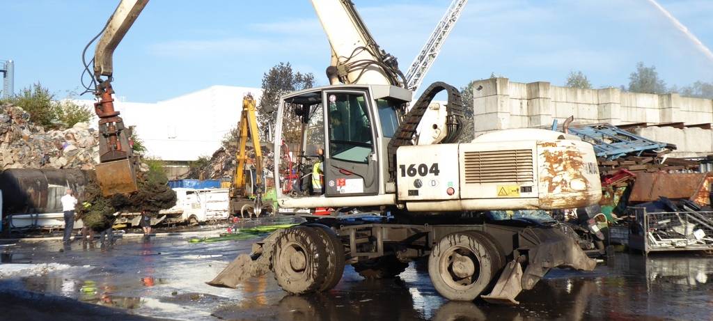 Großbrand in Bergeborbeck: Löscharbeiten dauern mehr als 24 Stunden