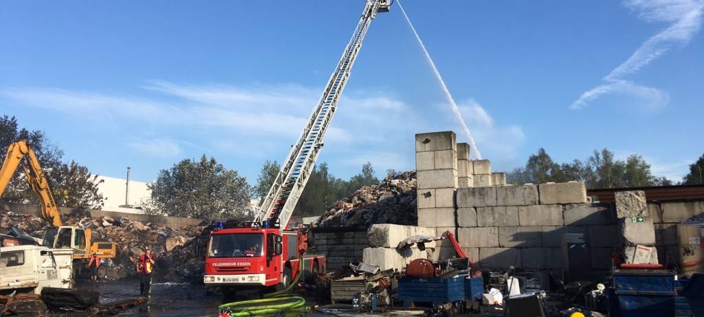 Großbrand in Bergeborbeck: Löscharbeiten dauern mehr als 24 Stunden