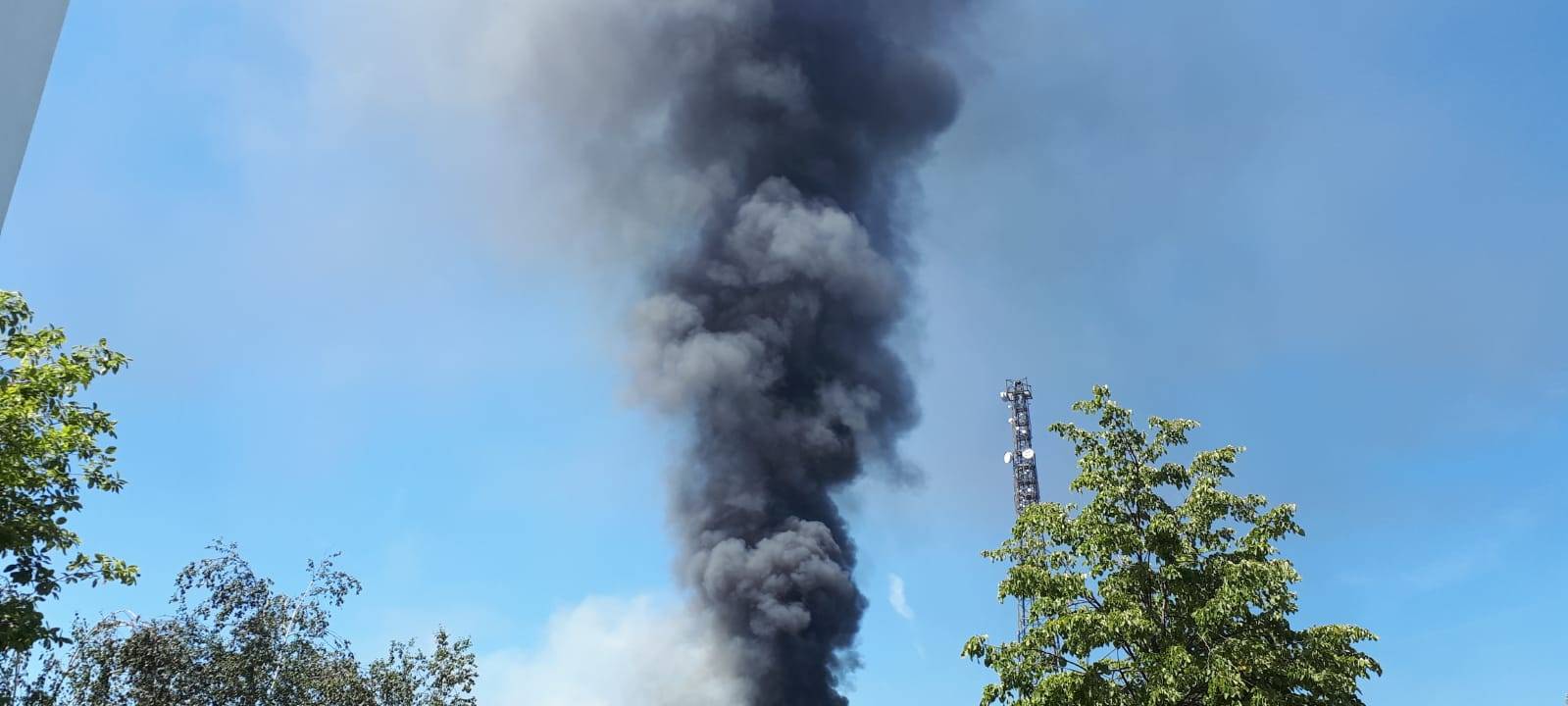 Großbrand in Bergeborbeck: Löscharbeiten dauern mehr als 24 Stunden