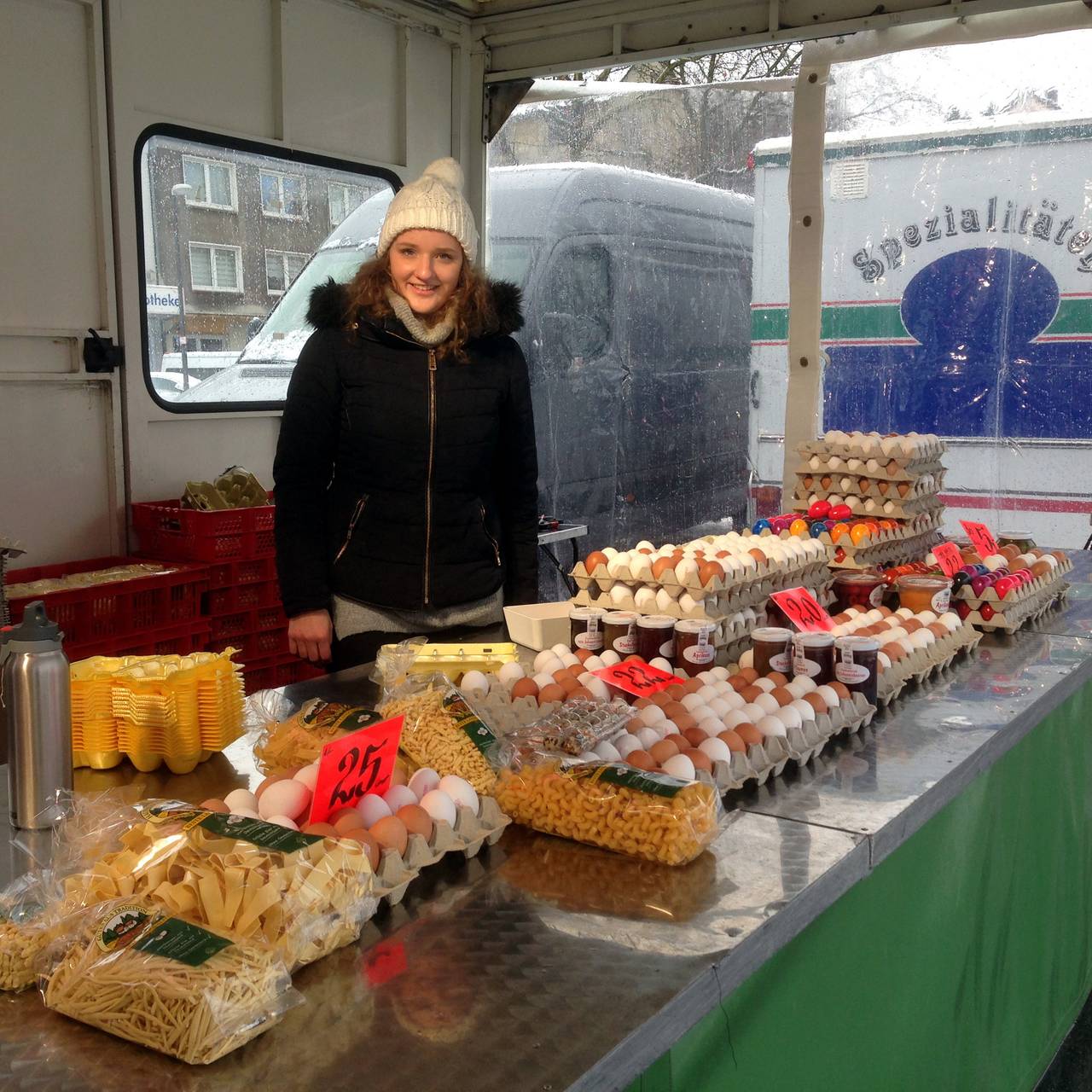 Markthändlerin Hanna am Wochenmarkt in Altendorf