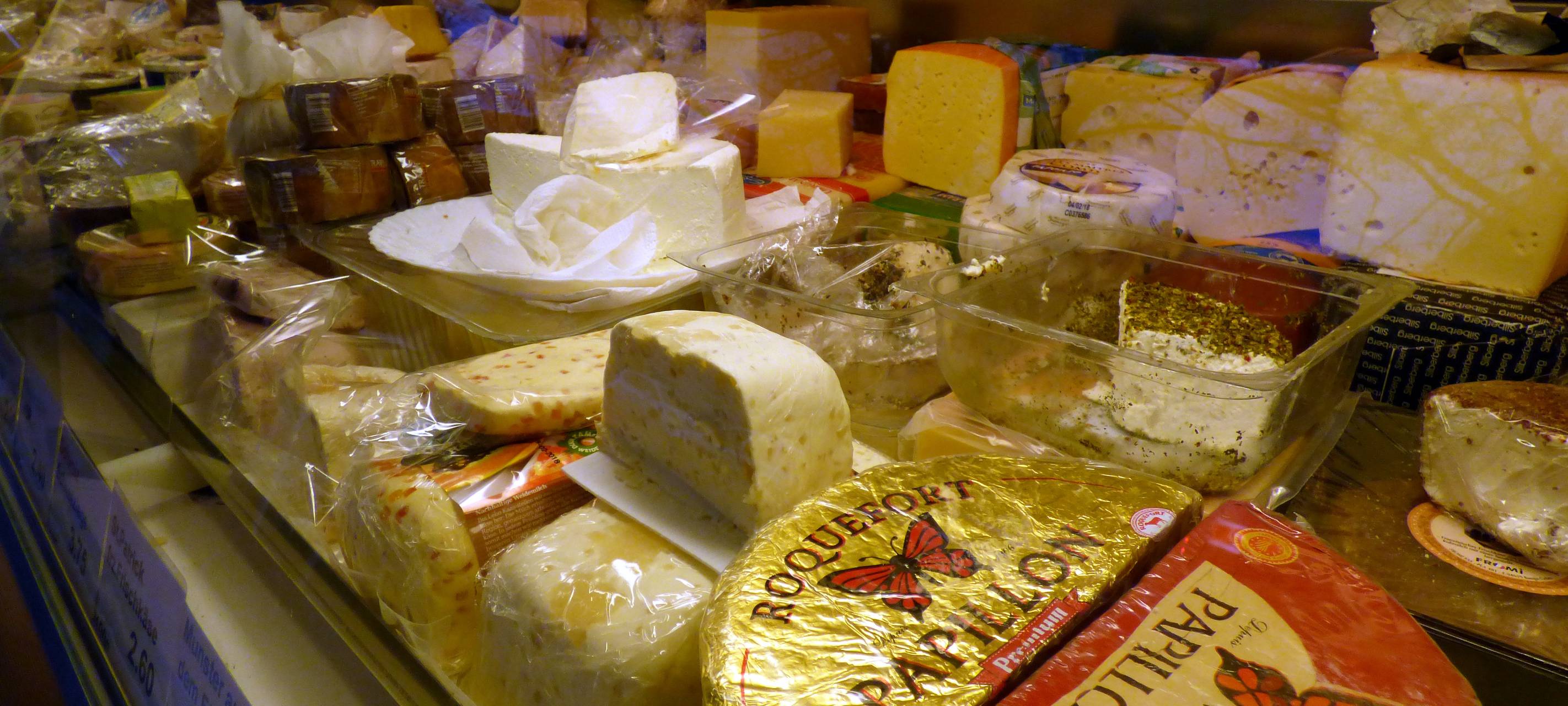 Käsehändler am Wochenmarkt Bergerhausen