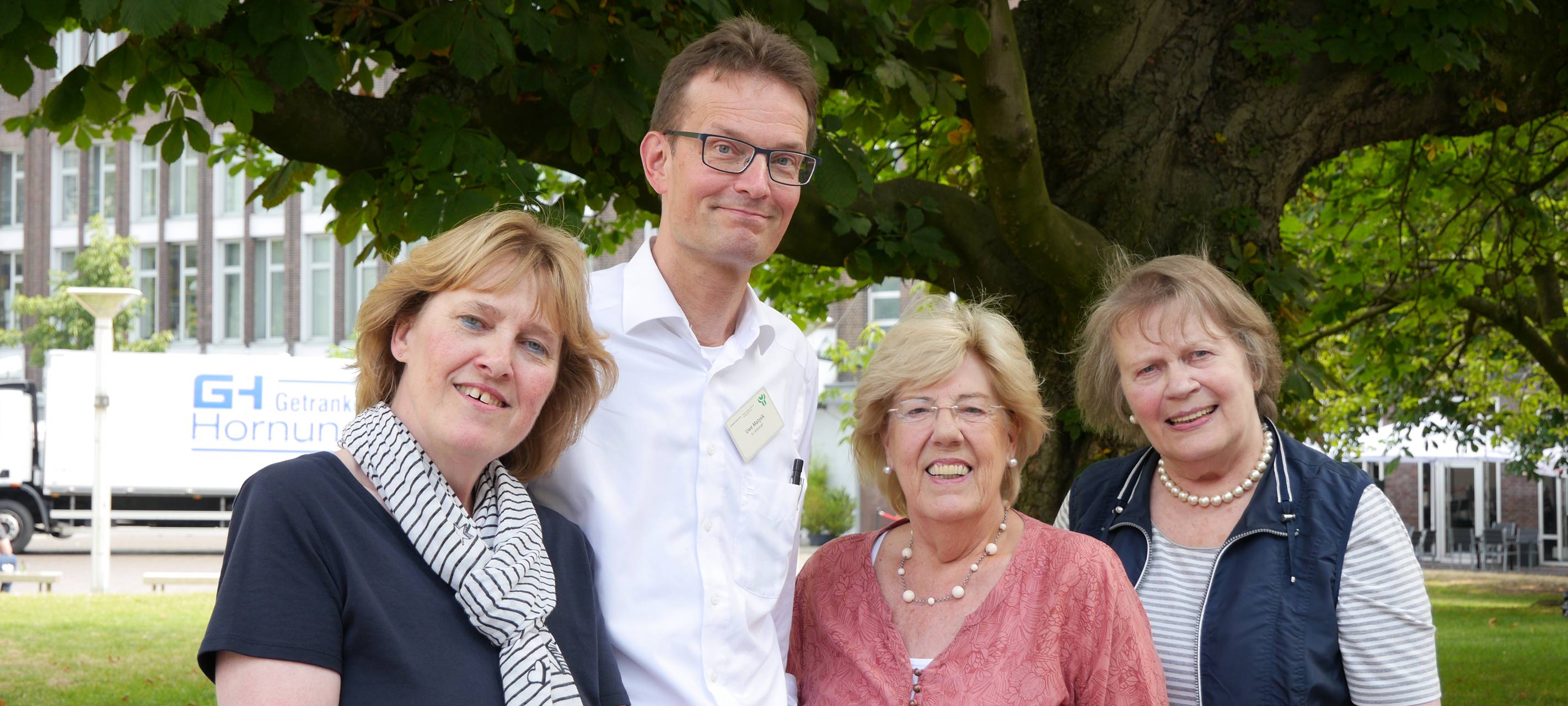 Grüne Damen und Herren in Essen