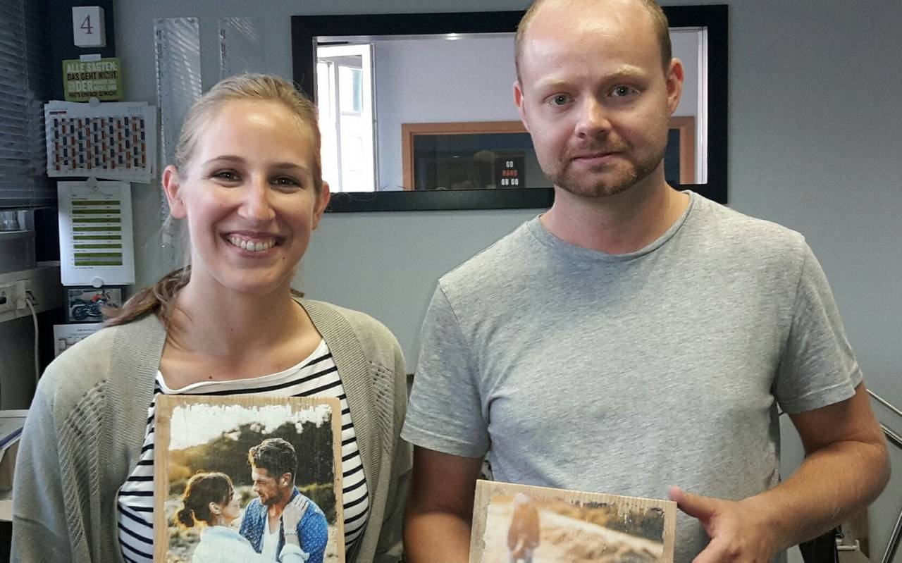 Kevin Gonska, Chef von Lumberprint aus Essen zeigt seine Fotos auf Holz mit Radio Essen-Moderatorin Larissa Schmitz.