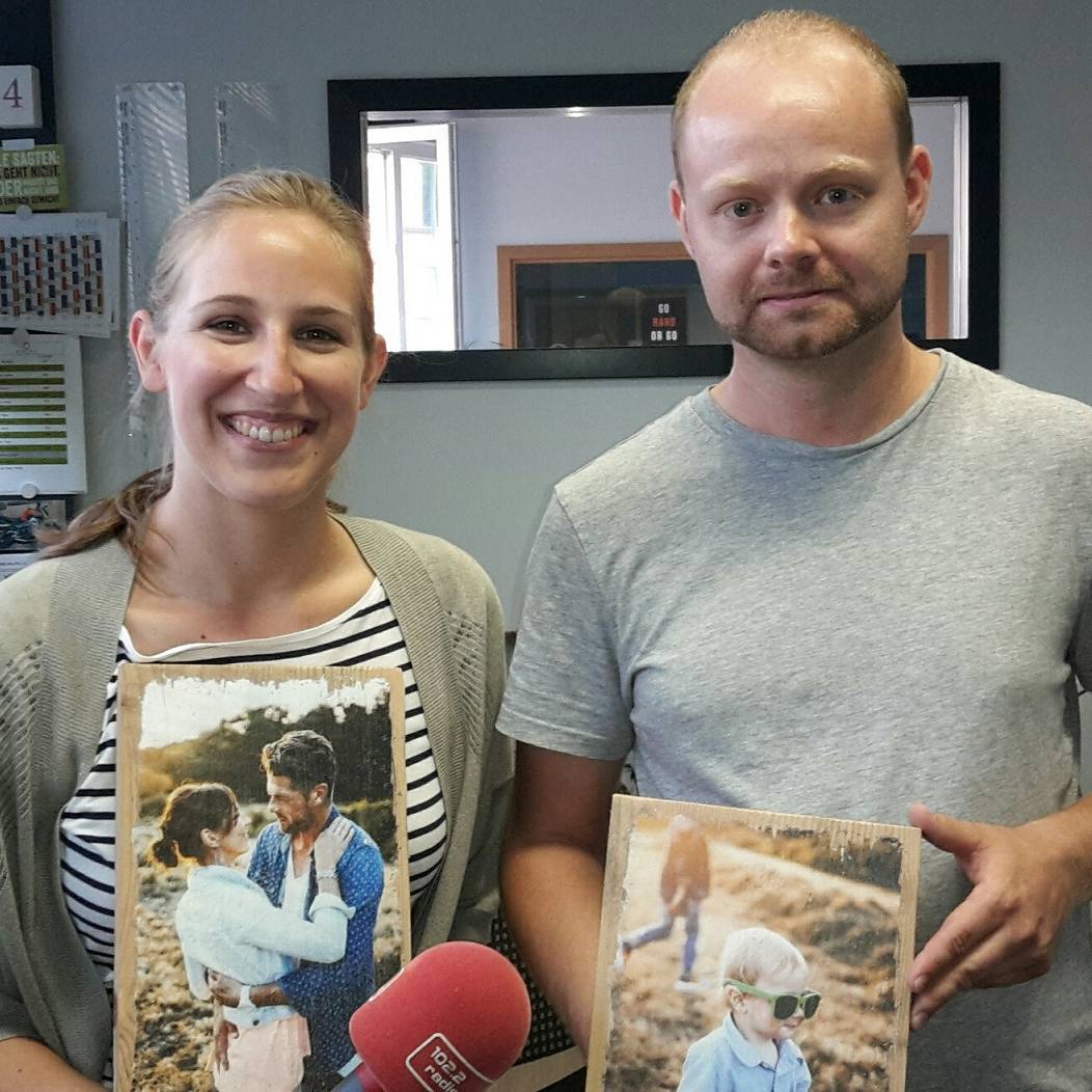 Kevin Gonska, Chef von Lumberprint aus Essen zeigt seine Fotos auf Holz mit Radio Essen-Moderatorin Larissa Schmitz.