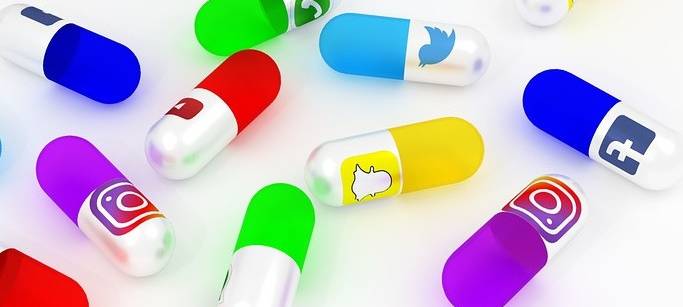 Pillen auf denen die Social Media-Icons von Facebook, Instagram usw. draufstehen