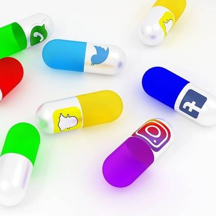 Pillen auf denen die Social Media-Icons von Facebook, Instagram usw. draufstehen