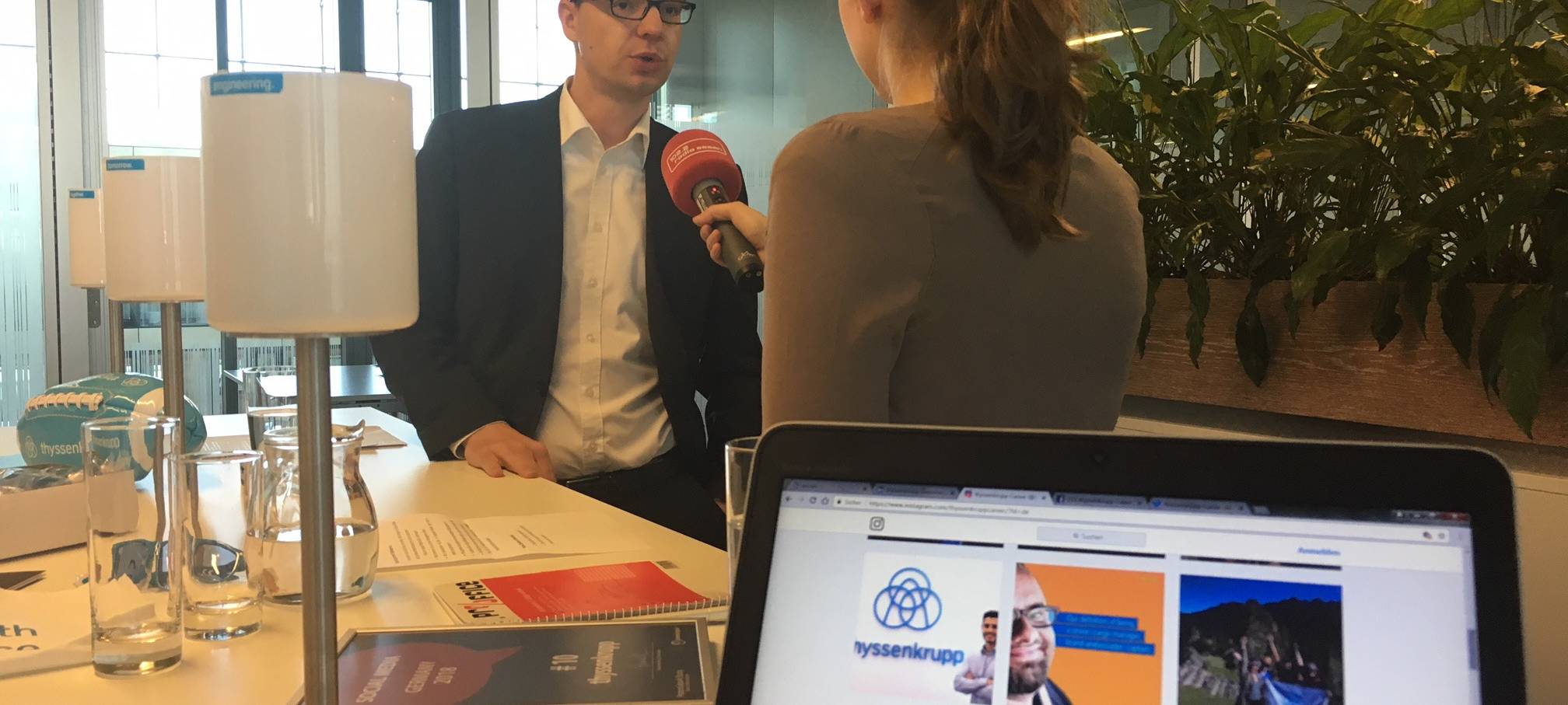 Philip Eisenhardt von thyssenkrupp wird interviewt von Radio Essen-Moderatorin Larissa Schmitz