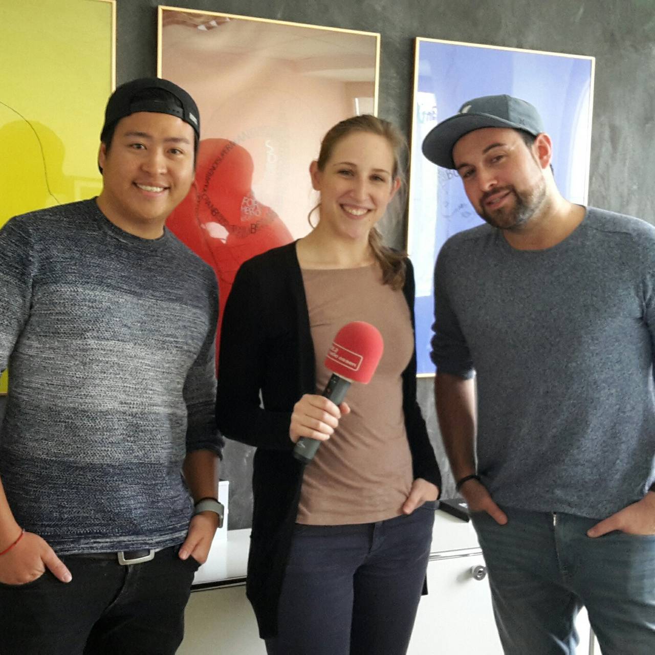 Chuong Nguyen und Genia Lewitzki und Larissa Schmitz von Radio Essen im Interview in einem Büro.