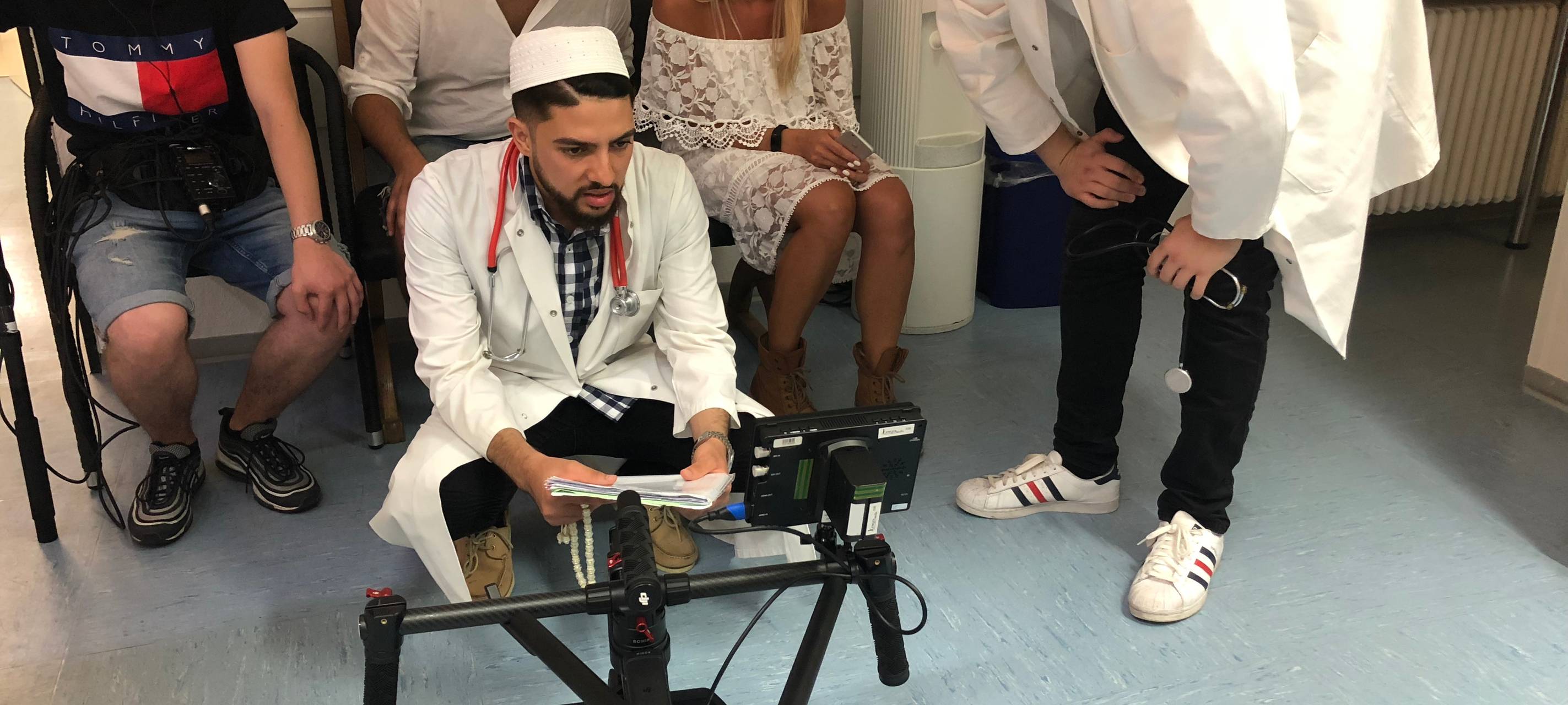 Der YouTuber Younes Jones aus Essen dreht mit Freunden eine Arzt-Parodie für YouTube.