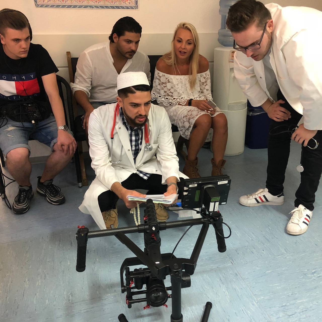 Der YouTuber Younes Jones aus Essen dreht mit Freunden eine Arzt-Parodie für YouTube.