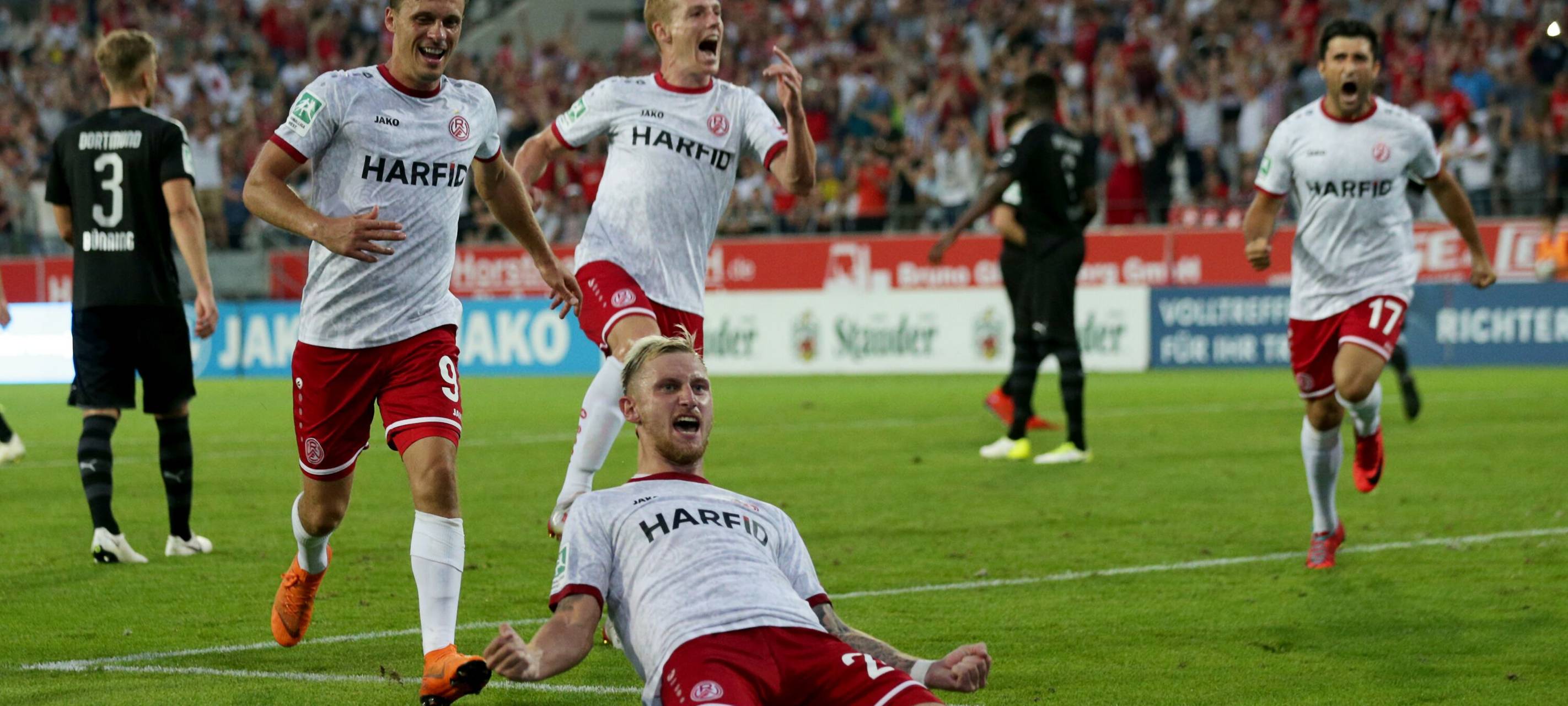 Alexander Hahn jubelt nach seinem Siegtreffer für Rot-Weiss Essen gegen Dortmund